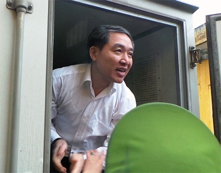 Vợ chồng Dương Chí Dũng mừng ra mặt khi tòa hoãn tuyên án