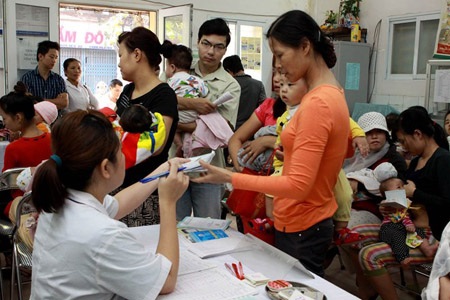 Lần đầu tiên lý giải được vì sao nhiều trẻ 9 tháng mắc sởi - 2 Nhiều bé dưới 9 tháng bị sởi và biến chứng nặng đã phải điều trị tại BV Nhi TƯ. Ảnh: Dương Ngọc.