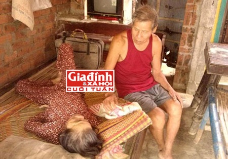 Người đàn bà hóa điên sau 15 năm tựa cửa chờ chồng phụ bạc - 1 Những lúc ốm đau, chỉ có hai mái đầu già chăm nhau. Ảnh TG