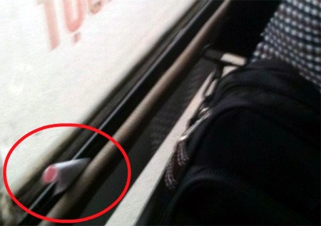 Vé xe được cuộn trọn cài vào cửa kính...