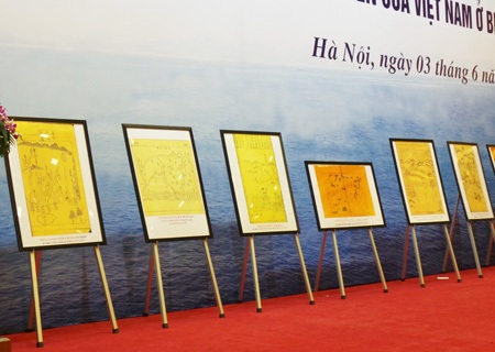 Tư liệu Hán Nôm qua 5 thế kỷ thể hiện Hoàng Sa, Trường Sa của Việt Nam - 3 PGS.TS Trịnh Khắc Mạnh giới thiệu cụ thể từng tấm bản đồ được vẽ từ nhiều thế kỷ trước.