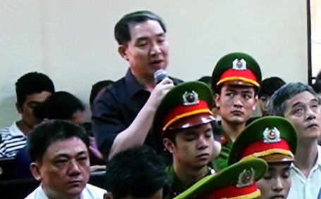 Anh em Dũng-Trọng cùng "hoàn toàn tin" ông Ngọ - 1 Cựu Chủ tịch Vinalines Dương Chí Dũng lần đầu hầu tòa với tư cách nhân chứng.