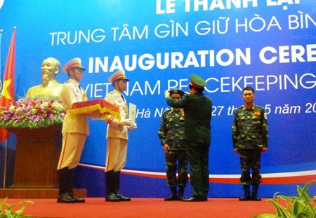2 sĩ quan Việt Nam nhận mũ nồi xanh gìn giữ hoà bình LHQ - 3 2 sĩ quan Việt Nam nhận mũ nồi xanh gìn giữ hoà bình LHQ