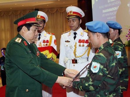 2 sĩ quan Việt Nam nhận mũ nồi xanh gìn giữ hoà bình LHQ - 1 2 sĩ quan Việt Nam nhận mũ nồi xanh gìn giữ hoà bình LHQ