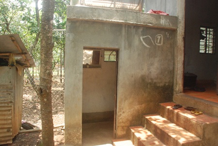 Bị thắt chi tiêu, chồng giăng điện “bẫy” vợ trong nhà tắm - 2 Phòng tắm chị Nhắn bị chồng giật điện chết