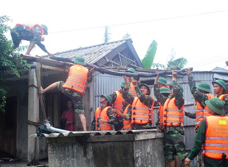 Cảnh chạy bão thường thấy khắp dọc các tỉnh thành duyên hải của Việt Nam mỗi mùa bão gió.