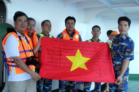 Lá cờ tổ quốc gửi từ Hoàng Sa đến các cháu thiếu nhi.