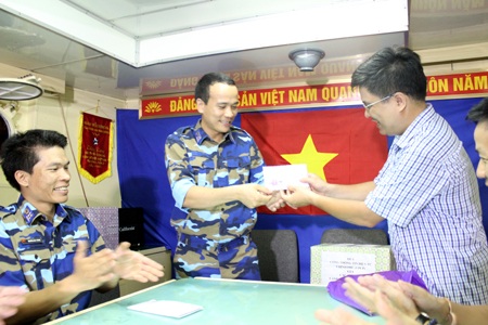 Anh Quỳnh – bố cháu Trần Trí Dũng trao phong thư “đặc biệt” đến tay các chiến sĩ CSB 8003.