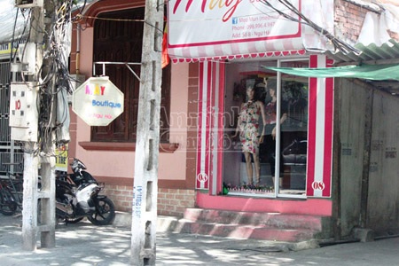 Thiếu nữ dùng băng keo bịt miệng chủ cửa hàng quần áo, cướp đồ - 1 Cửa hàng quần áo của chị Hà nơi xảy ra sự việc