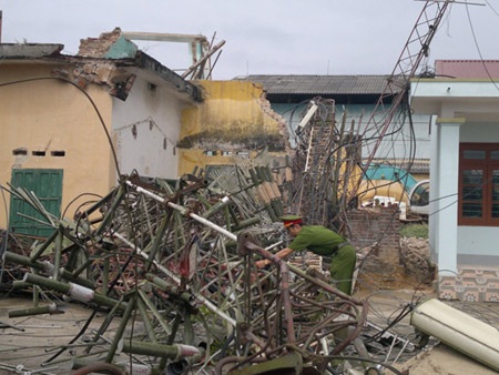 Vết nứt bất thường và chiếc xe sang biển giả - 8 Hiện trường vụ cột ăng ten đài truyền hình huyện Bảo Yên đổ gục (ảnh: báo Lào Cai).