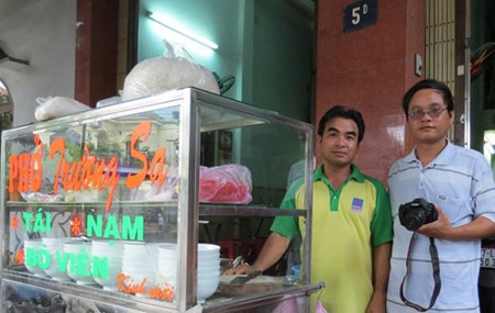 Chuyện người lính trở về từ hải chiến Gạc Ma mở quán phở mang tên Trường Sa - 1 Cựu chiến binh Lê Minh Thoa (trái) và phóng viên Dân Việt tại quán phở Trường Sa.