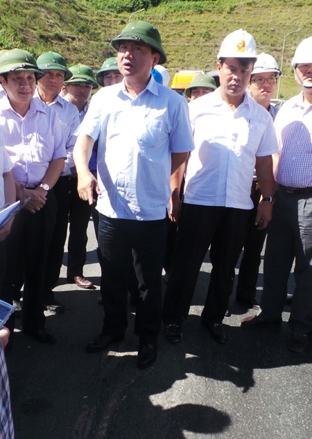 Tận mắt thấy đường hỏng, Bộ trưởng Thăng chỉ đạo dừng ngay trạm thu phí - 1 Tận mắt thấy đường hỏng, Bộ trưởng Thăng chỉ đạo dừng ngay trạm thu phí