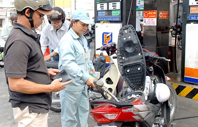 Nếu không tăng giá xăng, quỹ bình ổn giá xăng dầu sẽ cạn kiệt - 1 Nếu không tăng giá xăng, quỹ bình ổn giá xăng dầu sẽ cạn kiệt