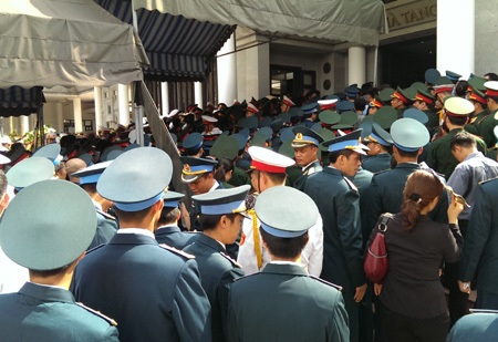 Lễ viếng, truy điệu 18 chiến sĩ hi sinh trong vụ máy bay rơi - 8 9h sáng, dòng người đội nắng kéo dài, tràn khắp khu vực sân chờ viếng tại nhà tang lễ.