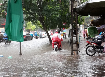 Người Hà Nội chôn chân trong mưa ngập giữa giờ công sở - 2 Người Hà Nội chôn chân trong mưa ngập giữa giờ công sở