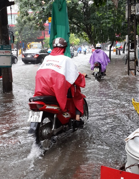 Người Hà Nội chôn chân trong mưa ngập giữa giờ công sở - 3 Người Hà Nội chôn chân trong mưa ngập giữa giờ công sở