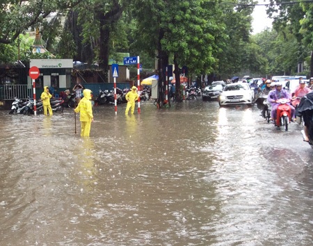 Người Hà Nội chôn chân trong mưa ngập giữa giờ công sở - 5 Phố Lê Lai bên hông Cung thiếu nhi Hà Nội lúc 9h30 sáng (ảnh: Đắc Đông).