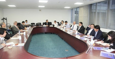 Đoàn công tác của Ban Kinh tế TƯ trao đổi với các Giáo sư Viện nghiên cứu chính sách của Nhật.