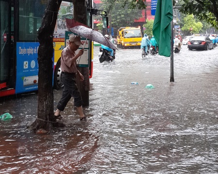 Người Hà Nội chôn chân trong mưa ngập giữa giờ công sở