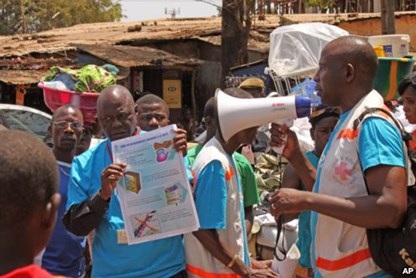 Đại dịch Ebola có thể bắt nguồn từ một em bé 2 tuổi - 1 Các nhân viên y tế tuyên truyền về bệnh dịch Ebola. (Ảnh: AP)