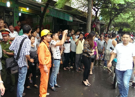 Bắt được đối tượng, giải cứu thành công con tin bị khống chế - 12 2 đầu con ngõ nhỏ giữa nhà E5, E6 đã được phong tỏa.