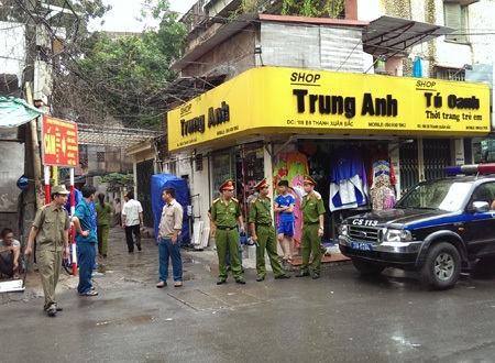 Bắt được đối tượng, giải cứu thành công con tin bị khống chế - 11 2 đầu con ngõ nhỏ giữa nhà E5, E6 đã được phong tỏa.