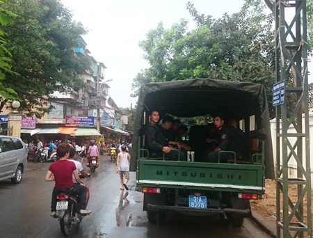 Lực lượng tăng cường sẵn sàng chi viện thêm cho cuộc giải cứu con tin (ảnh: Nguyễn Dương).