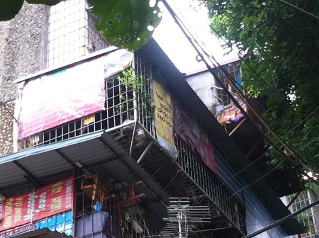 Bắt được đối tượng, giải cứu thành công con tin bị khống chế - 10 Chuồng cọp ở mặt sau của căn hộ 401 - nơi đối tượng đang cố thủ với 3 con tin bị khống chế.