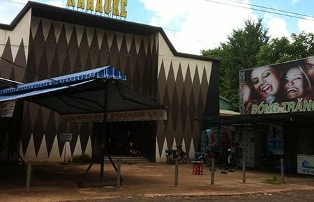2 Phó Giám đốc Sở đánh nhau trong bữa nhậu giữa giờ hành chính - 1 Quán karaoke Bóng Trăng nơi hai phó giám đốc sở xô xát gây thương tích. Ảnh: NĐ