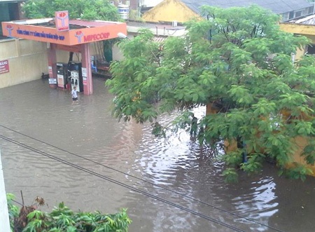 Người Hà Nội chôn chân trong mưa ngập giữa giờ công sở - 17 Người Hà Nội chôn chân trong mưa ngập giữa giờ công sở