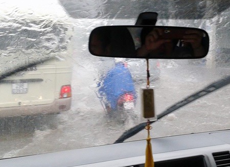 Người Hà Nội chôn chân trong mưa ngập giữa giờ công sở - 11 Người Hà Nội chôn chân trong mưa ngập giữa giờ công sở