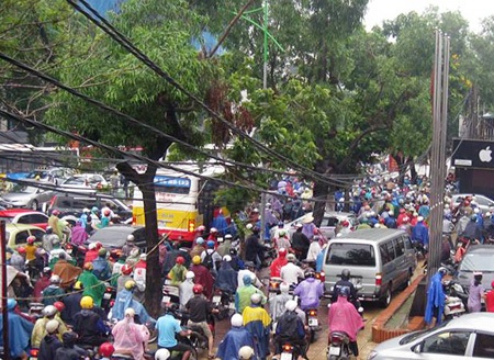 Người Hà Nội chôn chân trong mưa ngập giữa giờ công sở - 10 Dân công sở mặc áo mưa, đứng chôn chân hàng giờ đồng hồ trên đường.