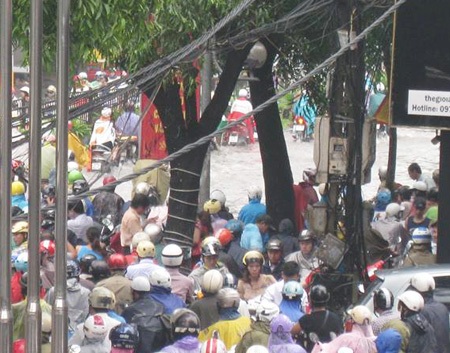 Người Hà Nội chôn chân trong mưa ngập giữa giờ công sở - 9 Dòng người xe cố gắng vượt qua đoạn sông ngập bõm trước mắt.