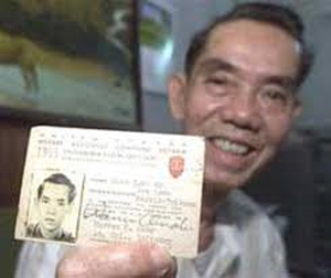 Kỳ 1: "Hoa trong tuyến lửa" - 2 Ông Phạm Xuân Ẩn và tấm thẻ nhà báo của mình từ năm 1965 - Ảnh do Hãng AP chụp năm 2000.