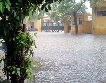 Ngoài cổng cũng như trong sân trường đều mênh mông nước (ảnh bạn đọc Kiểu Thu cung cấp).