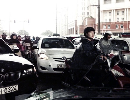 Ghi nhận đến thời điểm này, Cầu Giấy là khu vực mưa, ngập, tắc đường rất nhiều.