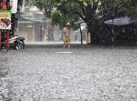 Người Hà Nội chôn chân trong mưa ngập giữa giờ công sở - 7 Trên phố Tạ Hiện, nước ngập nhanh, nửa bánh xe rồi đến ngang đầu gối người qua đường.