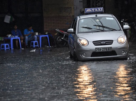 Người Hà Nội chôn chân trong mưa ngập giữa giờ công sở - 8 Vỉa hè cũng ngập nước, taxi phải bật đèn pha trên đường.