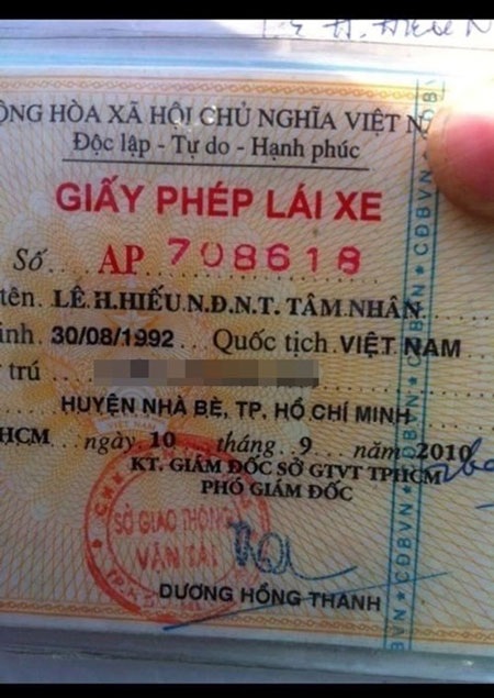 Ba chị em ruột có tên dài và độc đáo nhất Việt Nam - 2 Giấy phép lái xe của Nhân vì tên quá dài nên các chữ đệm đều viết tắt.