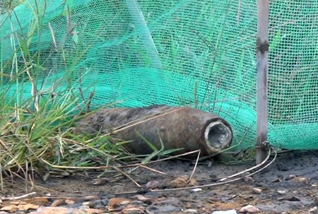 Quả bom được người dân đặt bên lề đường để chờ lực lượng chức năng thu hồi.