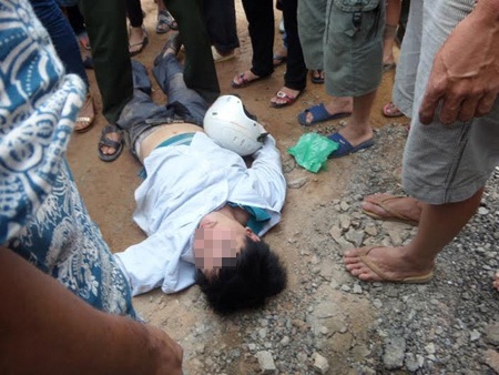 Hình ảnh H. bị người vây vây bắt, đánh khi cướp tiệm vàng.