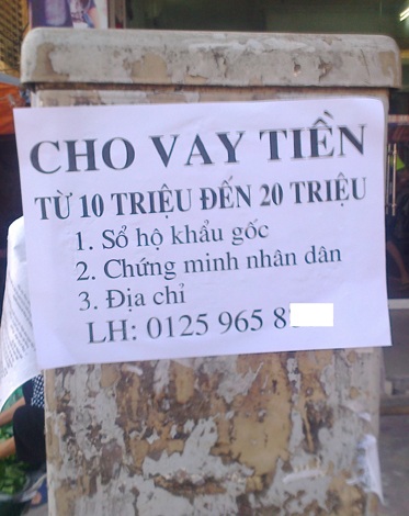“Loạn” dịch vụ cho vay theo kiểu “tín chấp” ở Hà Nội - 1 Nhan nhản tờ rơi quảng cáo dịch vụ cho vay tiền theo kiểu tín chấp.