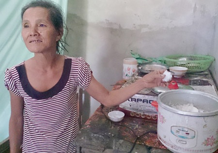 Màn trả thù độc ác của đứa trẻ bị mẹ bỏ rơi từ lúc mới chào đời - 1 Bà Eo buồn bã kể về đứa cháu bất trị.