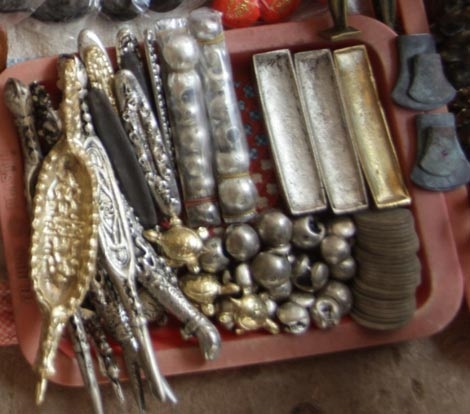 Những món linh vật Th. N. thủ sẵn bên người để bán ngay cho người có nhu cầu.