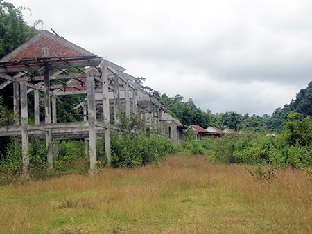 Nghệ An: Tộc người ngủ ngồi vẫn sống giữa rừng - 1 Khu tái định cư số 2 của tộc người Đan Lai đang bị bỏ hoang