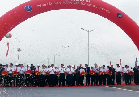 Thủ tướng phát lệnh thông xe cao tốc dài nhất Việt Nam - 6 Thủ tướng Nguyễn Tấn Dũng và nhiều lãnh đạo nhà nước, lãnh đạo các bộ ngành tại lễ thông xe.