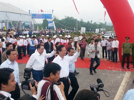 Thủ tướng phát lệnh thông xe cao tốc dài nhất Việt Nam - 7 Thủ tướng Nguyễn Tấn Dũng vẫy chào, nói lời cảm ơn tới đông đảo người dân chứng kiến lễ thông xe.