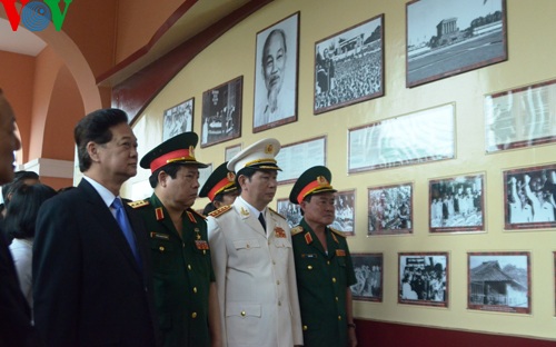 Thủ tướng dâng hương tại bảo tàng Hồ Chí Minh - 3 Thủ tướng cùng các ủy viên Bộ Chính trị và lãnh đạo TP.HCM tham quan bảo tàng Hồ Chí Minh