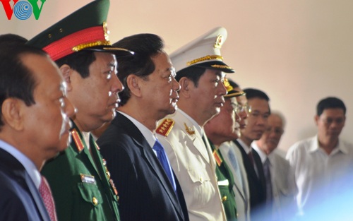 Thủ tướng dâng hương tại bảo tàng Hồ Chí Minh - 2 Trong không khí trang nghiêm, đoàn đã kính cẩn dâng hương Chủ tịch Hồ Chí Minh.