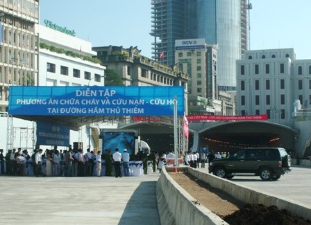 Diễn tập với tình huống cháy xe tải giữa hầm Thủ Thiêm - 1